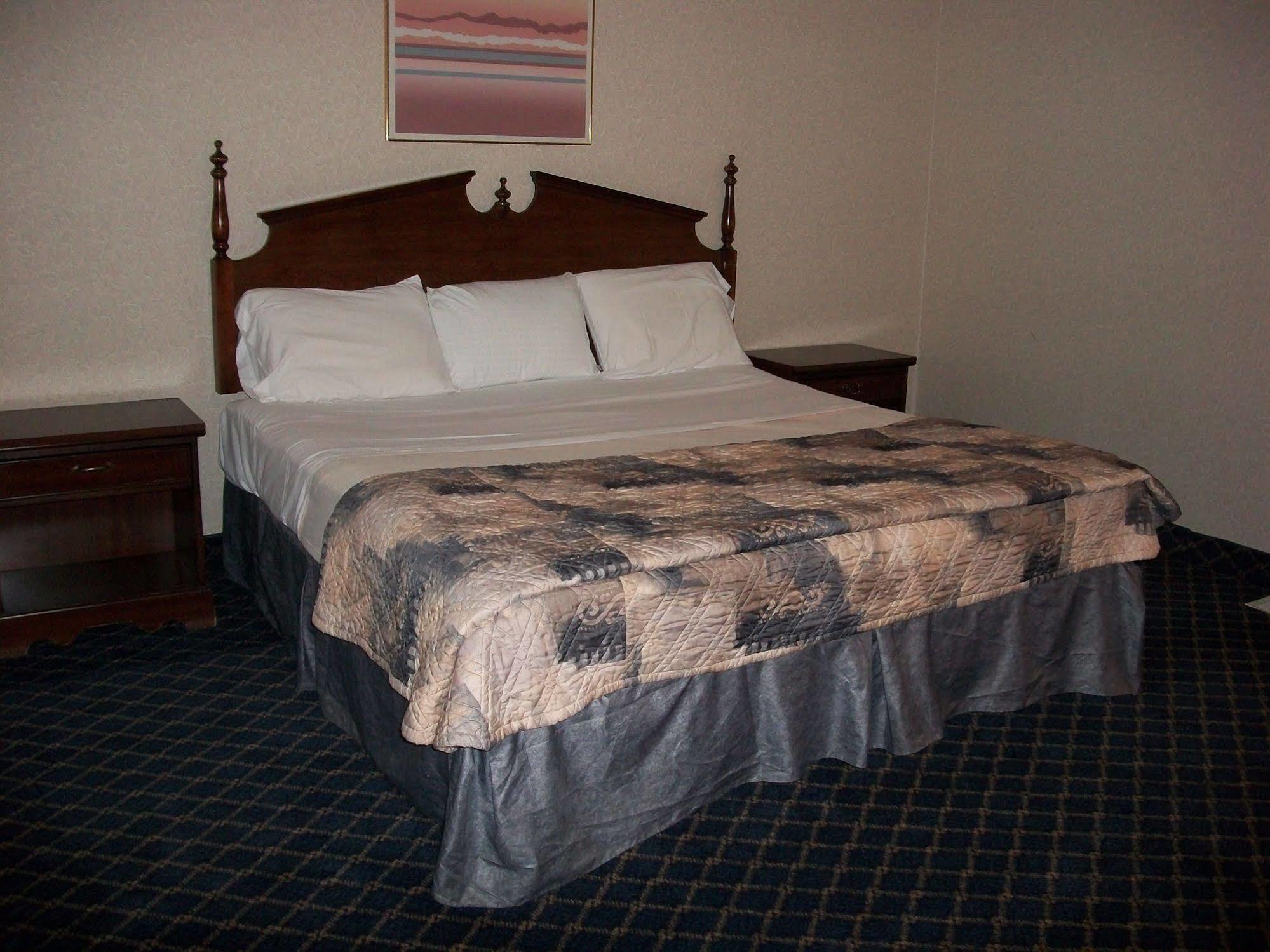 Regency Inn & Suites West Springfield Exterior foto